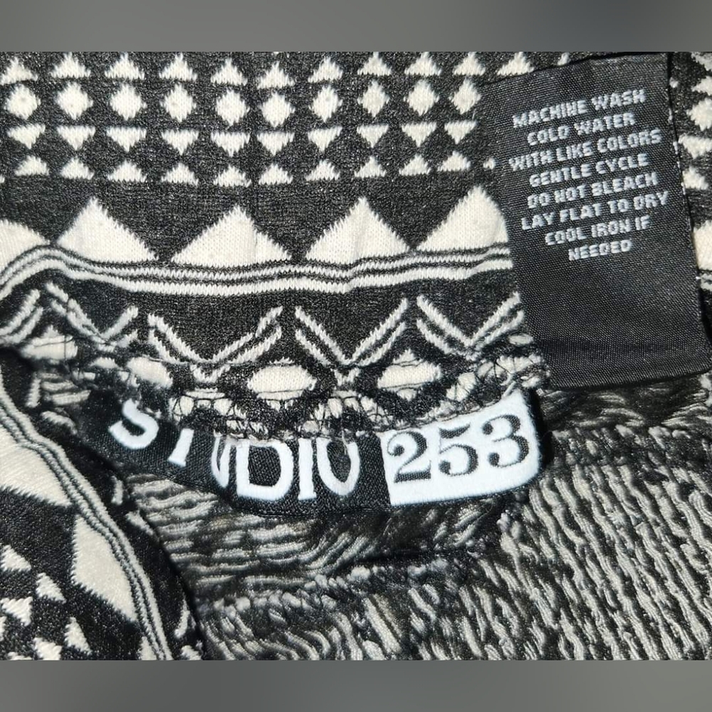 STUDIO 253 Geometric Mini Skirt - Picture 4 of 4